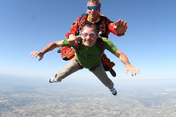 Le chat saut en parachute