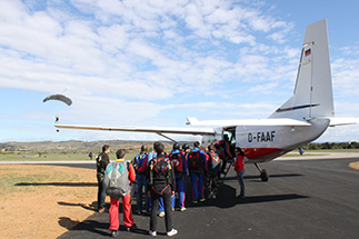 Embarquement pour le saut en Progression Accompagnée en Chute